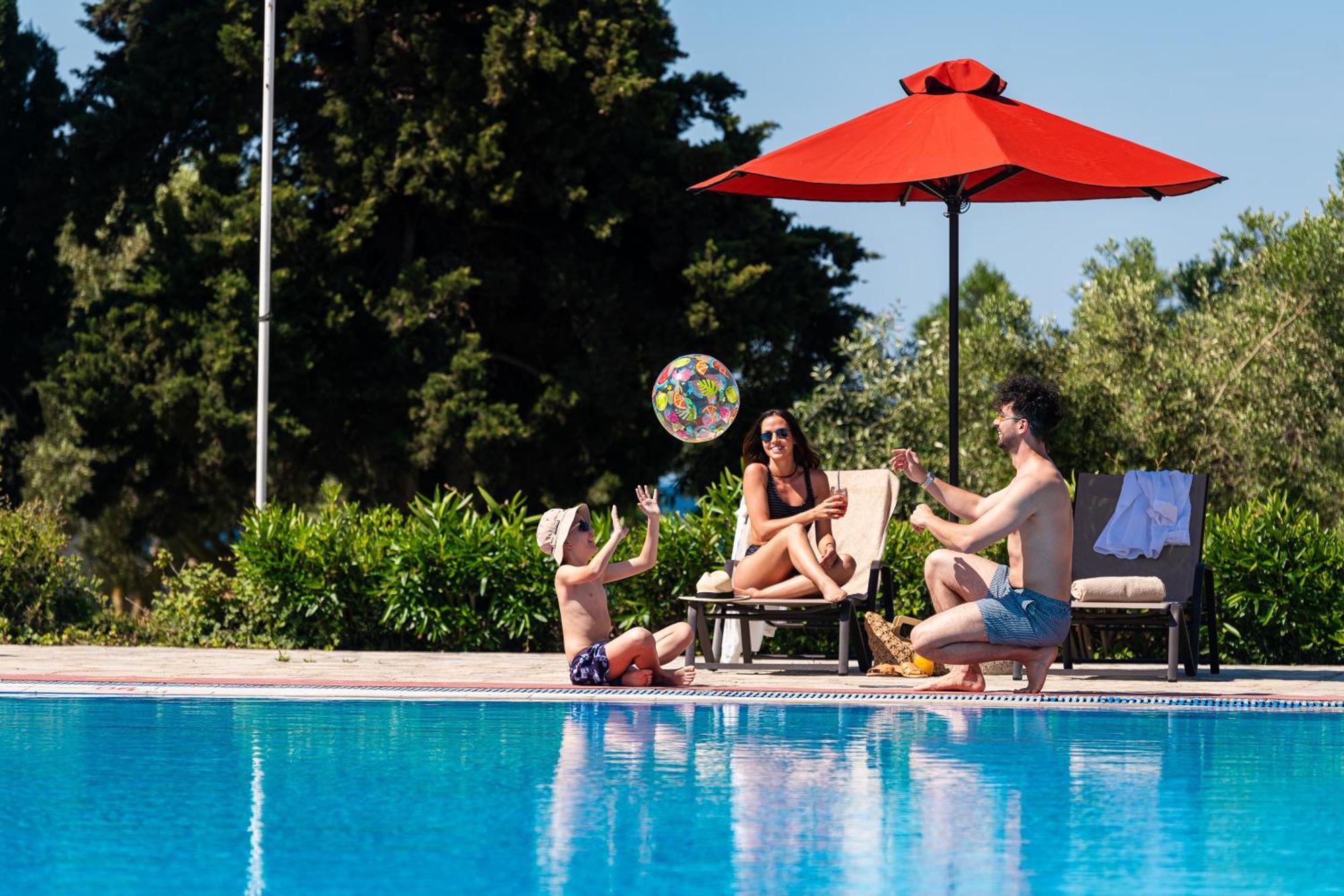Simantro Beach Sani (Chalkidiki) Exterior foto Family at a pool
