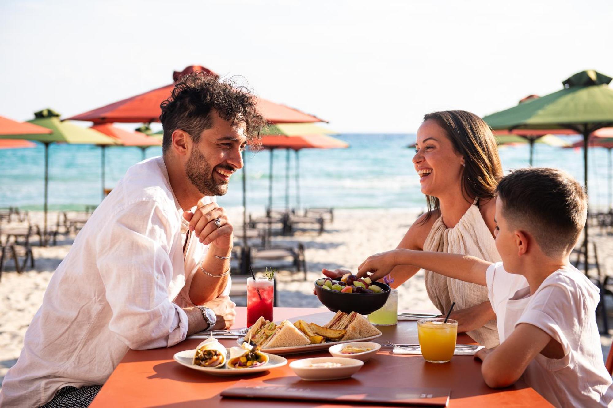 Simantro Beach Sani (Chalkidiki) Exterior foto Family dining at a beach restaurant
