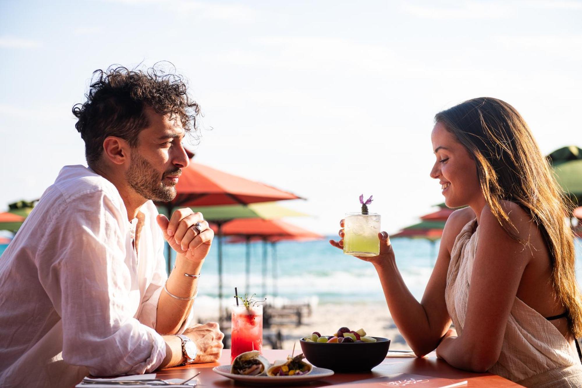 Simantro Beach Sani (Chalkidiki) Exterior foto A couple dining at a restaurant